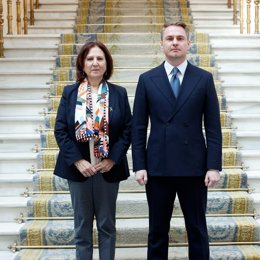 La fiscal general del Estado, Teresa Peramato, junto a su homólogo de Ucrania, Ruslan Kravchenko.