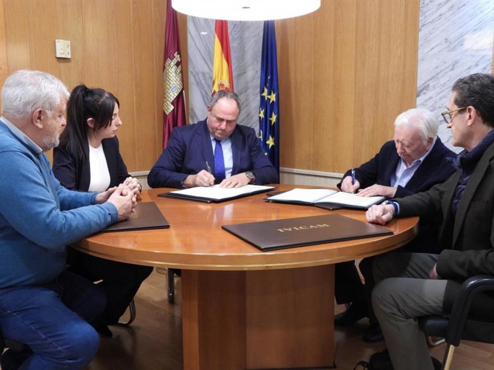 El Gobierno de Castilla-La Mancha y AGRAMA renuevan su colaboración para reforzar la investigación y la mejora del ovino manchego.