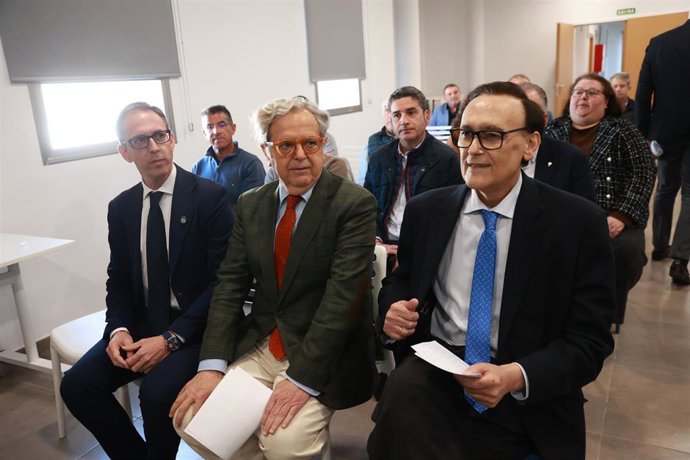 Gómez Villamandos (dcha.), durante la presentación del proyecto de la Junta 'Córdoba Distrito Smart Zona Norte', junto al alcalde de Pozoblanco, Santiago Cabello (izda.), y el presidente de la Diputación de Córdoba, Salvador Fuentes (centro).