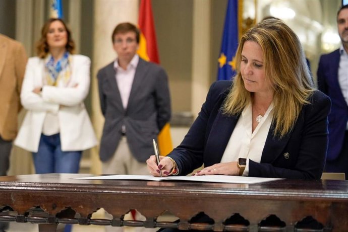 La delegada municipal de Turismo, Angi Moreno, firma el protocolo de la Red de Destinos Turísticos Urbanos, en el Ayuntamiento de Valencia, en presencia del alcalde de Madrid, entre otros responsables institucionales.