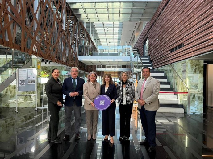La subdelegada del Gobierno en Cádiz, Blanca Flores, y la presidenta de Paradores de España, Raquel Sánchez, inaugurando un Punto Violeta en el Parador de Cádiz