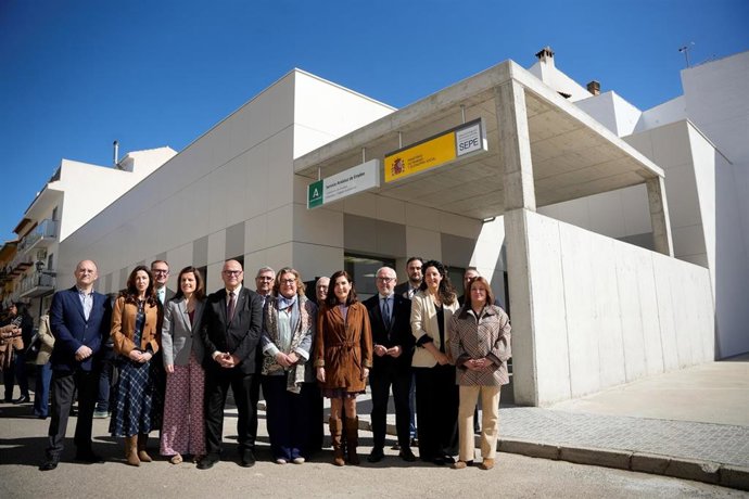 Inauguración de la nueva oficina de empleo de Huelma.