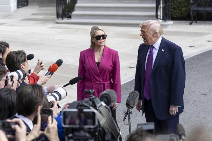 El presidente de Estados Unidos, Donald Trump, habla con los periodistas junto a la secretaria de prensa de la Casa Blanca, Karoline Leavitt, antes de abordar el Marine One en el jardín de la Casa Blanca.  