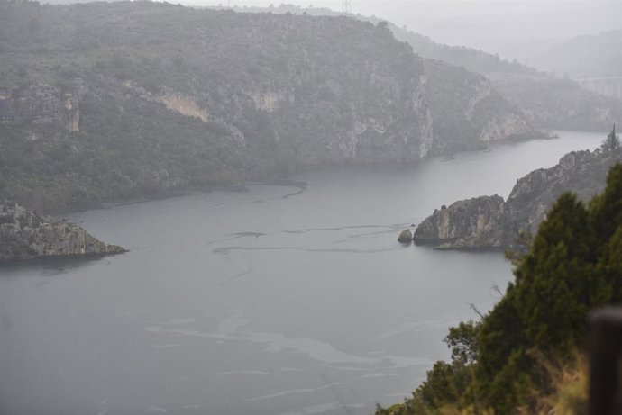 Archivo - Vista del embalse de El Grado, a 18 de marzo de 2025, en Huesca, Aragón (España). Los embalses de Huesca casi han alcanzado el 100% de su capacidad debido a las entradas de más de 700 m/s.