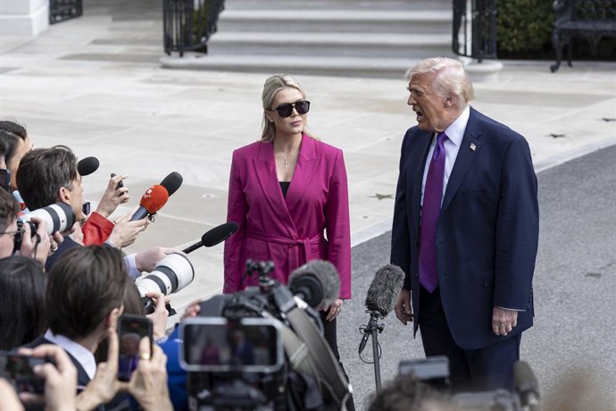 11 de março de 2026, Washington, Distrito de Columbia, Estados Unidos: O presidente dos EUA, Donald Trump, fala com repórteres ao lado da secretária de imprensa da Casa Branca, Karoline Leavitt, antes de embarcar no Marine One no Jardim Sul da Casa Branca
