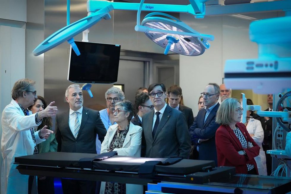 El president de la Generalitat de Catalunya, Salvador Illa (3d); el alcalde de Barcelona, Jaume Collboni (2i); la consellera de Salud de la Generalitat de Catalunya, Olga Pané (3i), y la presidenta del consorcio del hospital, Marga Esteve (1d).