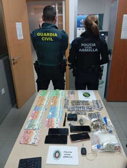 Agentes de la Guardia Civil y de la Policía Local de Armilla (Granada)