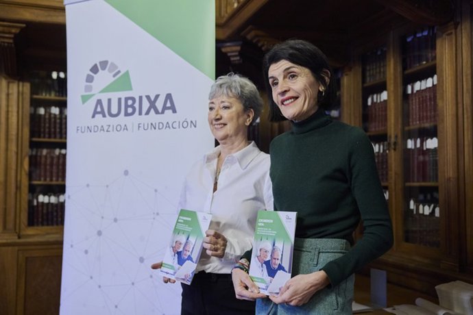 La presidenta de la Fundación Aubixa, Lurdes Ubetagoyena, y la consejera de Bienestar, Juventud y Reto Demográfico, Nerea Melgosa