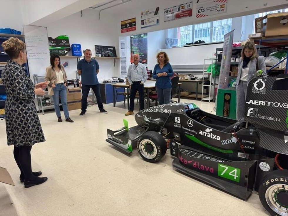 La consejera ha conocido la labor que desarrolla el alumnado de grado en los proyectos 'Formula Student Vitoria' y Araba Motor Sport