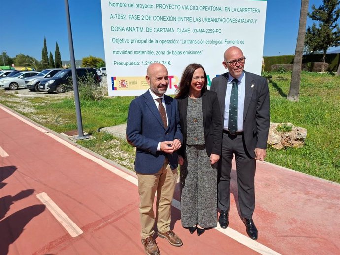 La consejera de Fomento de la Junta, Rocío Díaz; el subdelegado del Gobierno en Málaga, Javier Salas; y el alcalde de Cártama, Jorge Gallardo, durante la inauguración del nuevo tramo de la vía ciclopeatonal.