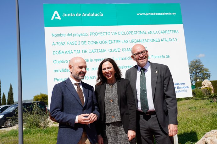 La consejera de Fomento, Rocío Díaz, visita la nueva vía ciclopeatonal de las urbanizaciones de Cártama junto al subdelegado del Gobierno en Málaga, Javier Salas, y el alcalde de la localidad, Jorge Gallardo.
