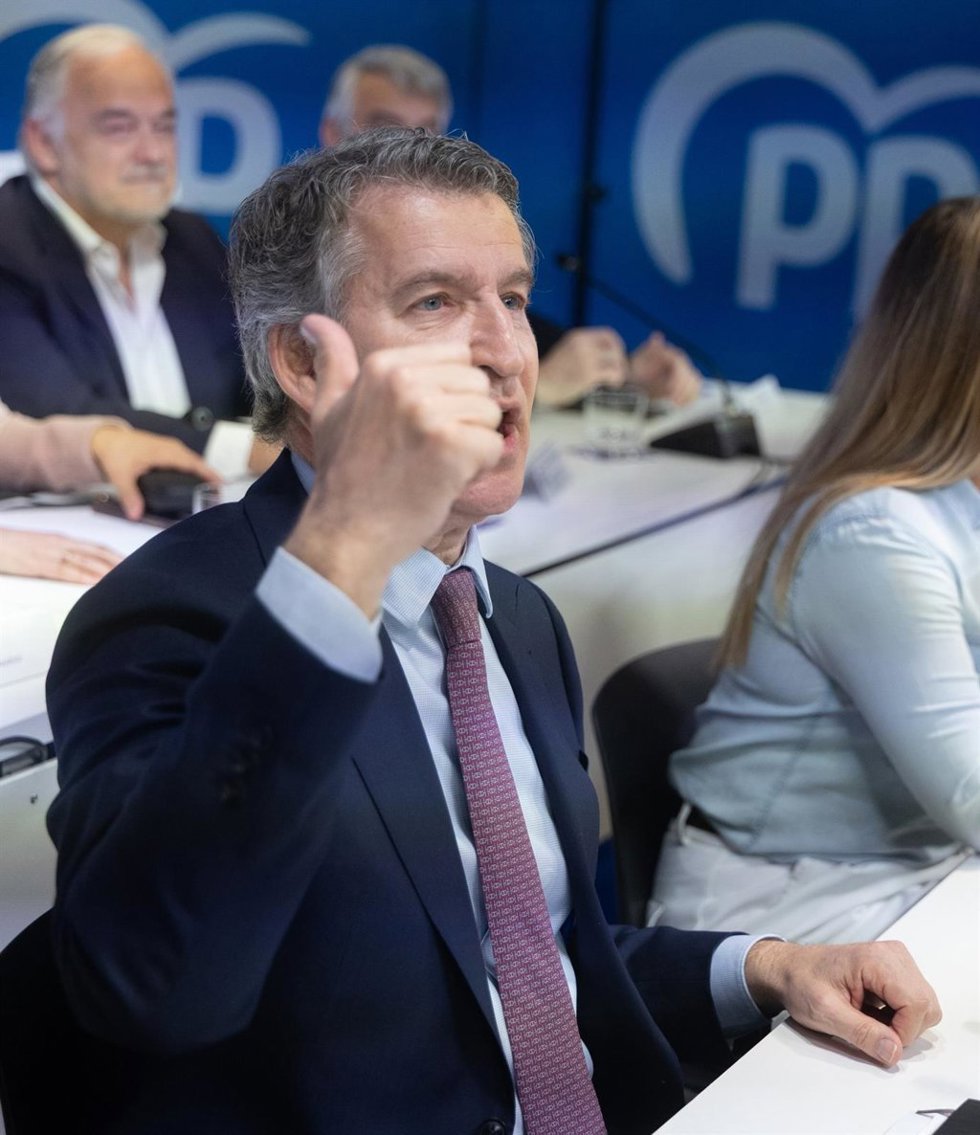 El presidente del Partido Popular, Alberto Núñez Feijóo, a su llegada a la reunión de la Junta Directiva Nacional del partido en la sede del PP en la calle Génova, a 16 de marzo de 2026, en Madrid (España). Alberto Núñez Feijóo reúne a la Junta Directiv