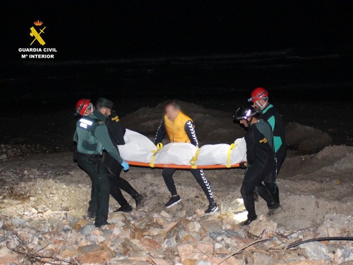 Efectivos durante la recuperación del cuerpo del varón fallecido