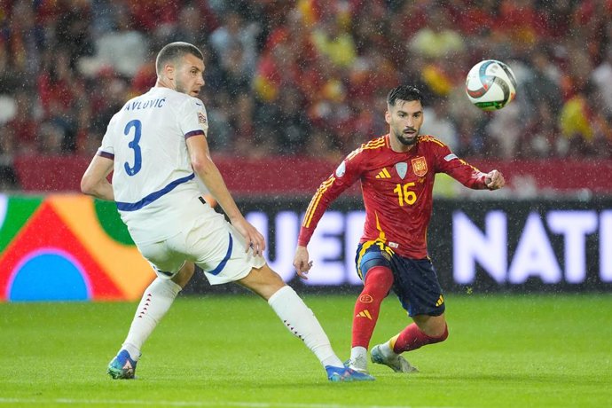 Archivo - Alex Baena of Spain and Strahinja Pavlovic of Serbia in action during the UEFA Nations League 2024/25 League A Group A4 match between Spain and Serbia at Nuevo Arcangel stadium on October 15, 2024, in Cordoba, Spain.