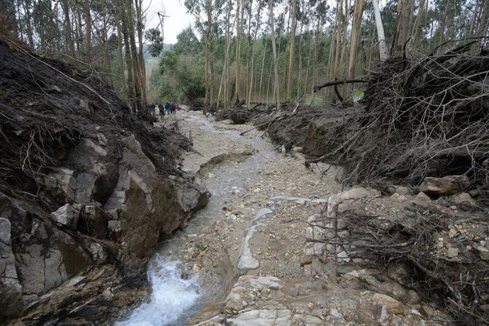 Archivo - Rotura y desbordamiento de una antigua balsa minera en Monte Neme, a 31 de enero de 2026, entre Malpica y Carballo, La Coruña, Galicia (España). El colapso de la balsa ha provocado el arrastre de miles de toneladas de agua, lodo, tierra y piedra