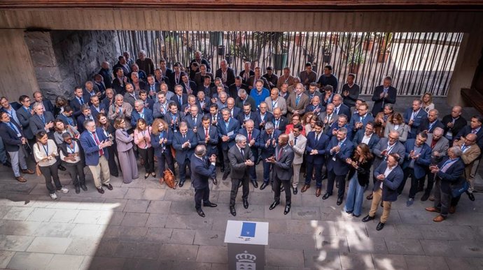 El presidente de Azores, José Manuel Bolieiro, el de Canarias, fernando Clavijo y el de Guayana, Gabriel Serville, en la firma de una declaración conjunta de las RUP contra el nuevo marco financiero de la UE