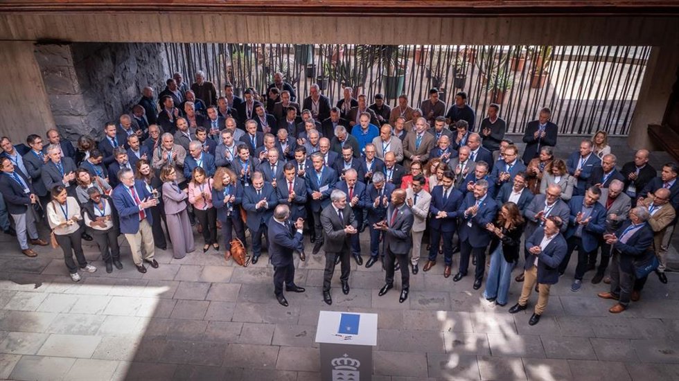 El presidente de Azores, José Manuel Bolieiro, el de Canarias, fernando Clavijo y el de Guayana, Gabriel Serville, en la firma de una declaración conjunta de las RUP contra el nuevo marco financiero de la UE