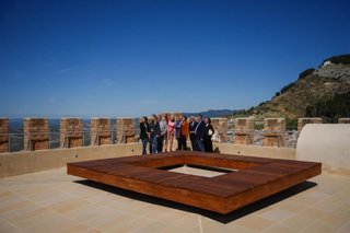 La consejera de Cultura y Deporte de la Junta de Andalucía, Patricia del Pozo, (4i) acompañada de la consejera de sostenibilidad, Catalina García (4d) y el alcalde de Cazorla, José Luis Olivares (c) durante el acto de inauguración. A 16 de marzo de 2026 e