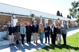 El consejero de Turismo y Andalucía Exterior de la Junta de Andalucía, Arturo Bernal, la alcaldesa de Huelva, Pilar Miranda, durante su visita este lunes al Cementerio Inglés de la capital.