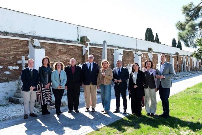 El consejero de Turismo y Andalucía Exterior de la Junta de Andalucía, Arturo Bernal, la alcaldesa de Huelva, Pilar Miranda, durante su visita este lunes al Cementerio Inglés de la capital.