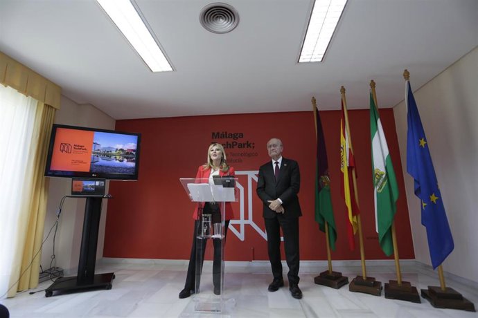 La consejera de Economía, Hacienda, Fondos Europeos y Diálogo Social, presidenta de Málaga TechPark y portavoz del Gobierno de la Junta de Andalucía, Carolina España, junto al alcalde de la capital, Francisco de la Torre.