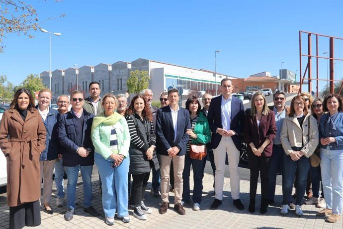 María Márquez y Juan Latorre, a las puertas del Hospital de Andújar