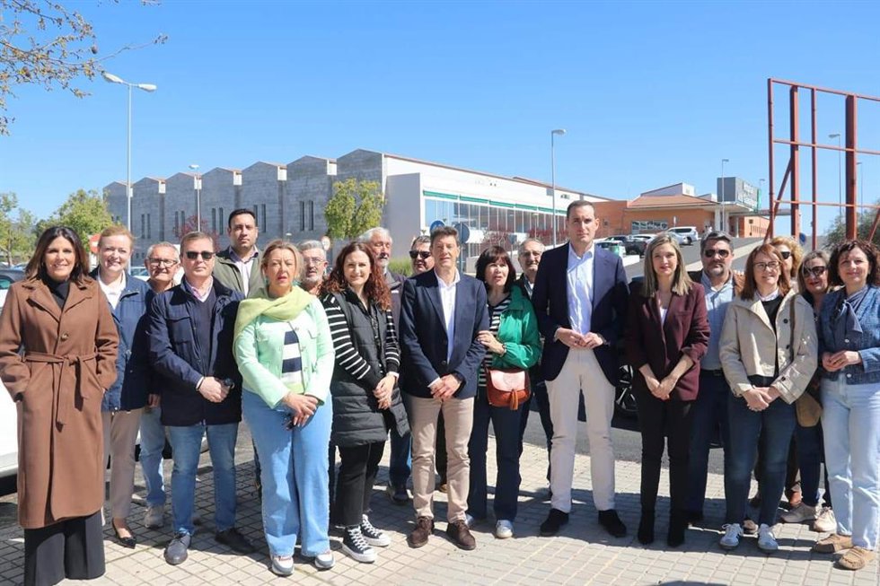 María Márquez y Juan Latorre, a las puertas del Hospital de Andújar