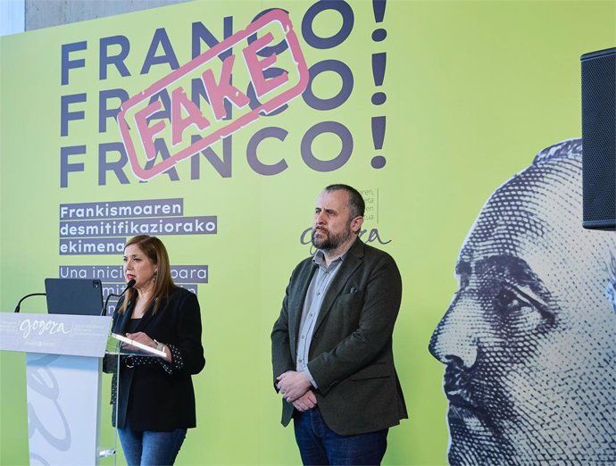 A secretária de Justiça e Direitos Humanos, Maria Jesús San José, e o diretor da Gogora, Alberto Alonso, no BEC de Barakaldo, por ocasião de um evento destinado a “deslegitimar” o franquismo