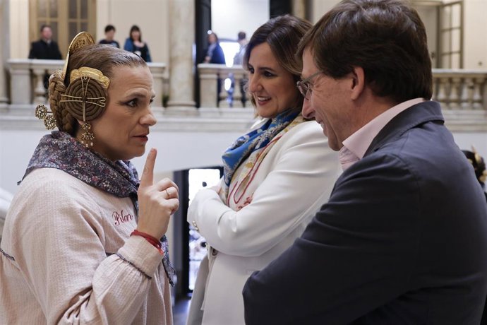 La alcaldesa de Valencia, María José Catalá (2d), y el alcalde de Madrid, Jose Luis Martínez Almeida, tras la firma del protocolo para la creación de la Red de Destinos Turísticos Urbanos, a 16 de marzo de 2026