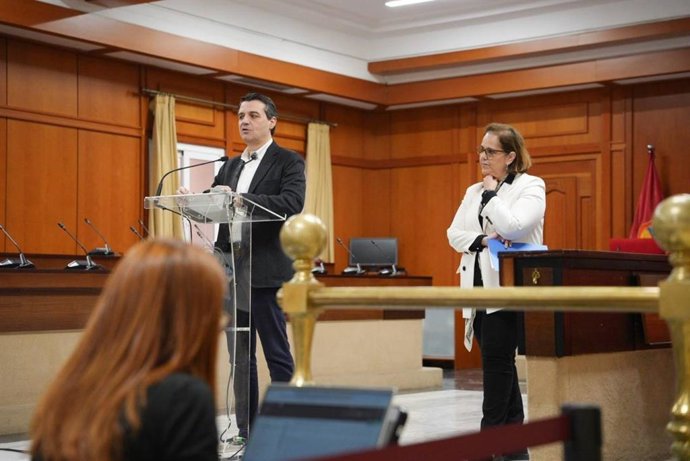 El alcalde de Córdoba, José María Bellido, y la presidenta del Instituto Municipal de Desarrollo Económico y Empleo (Imdeec), Blanca Torrent.