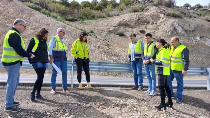 La delegada territorial de Fomento, Articulación del Territorio y Vivienda de la Junta en Almería, Dolores Martínez, durante su visita a las obras de emergencia en la carretera A-1075 a su paso por Alhama de Almería.