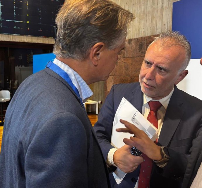 El ministro de Política Territorial , Ángel Víctor Torres, charla con el eurodiputado Juan Fernando López Aguilar en el 'Foro Hirozonte RUP' celebrado en Tenerife