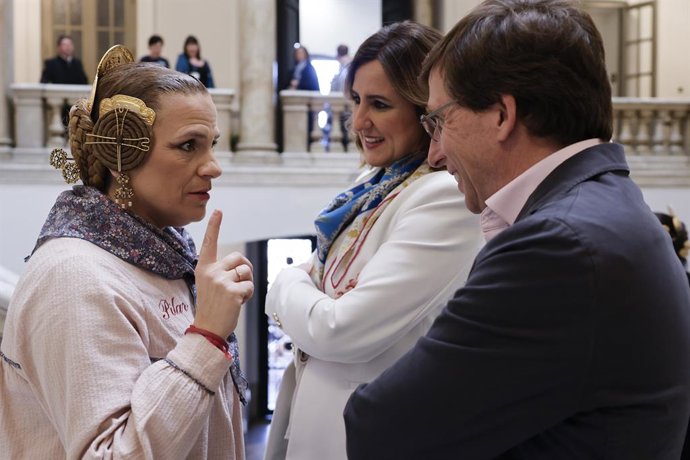 L'alcaldessa de València, María José Catalá (2d), i l'alcalde de Madrid, Jose Luis Martínez Almeida, després de la signatura del protocol per a la creació de la Xarxa de Destinacions Turístiques Urbans, a 16 de març del 2026