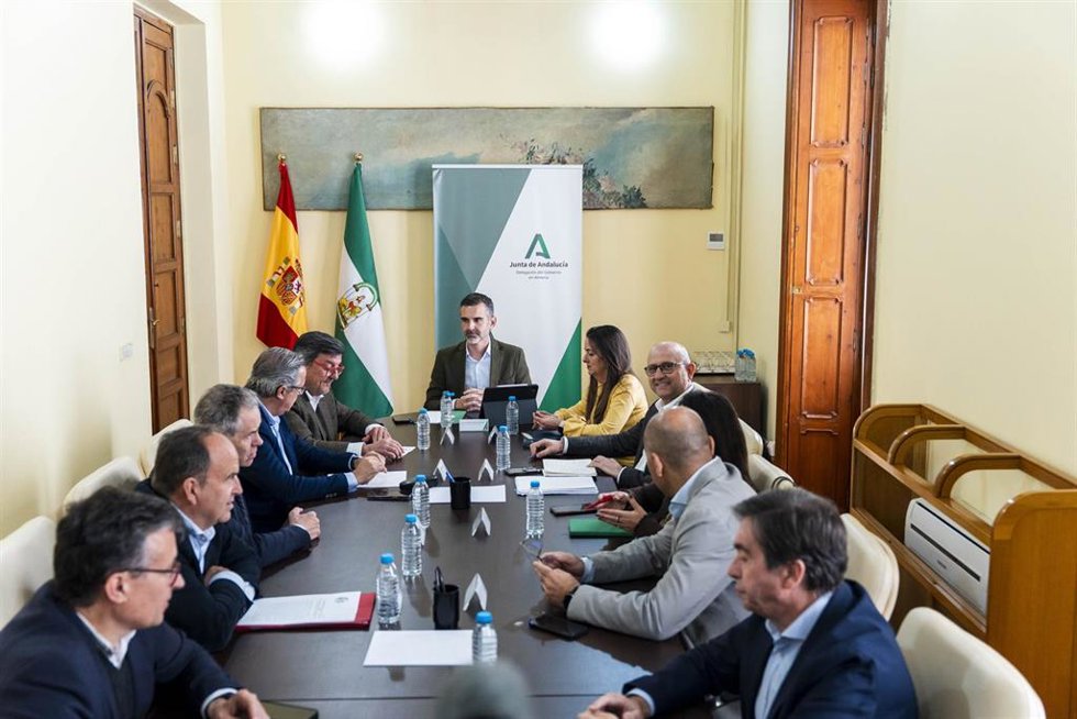El consejero de Agricultura, Pesca, Agua y Desarrollo Rural de la Junta de Andalucía, Ramón Fernández-Pacheco, preside en Almería la constitución de la mesa de trabajo con FEPEX Andalucía. 