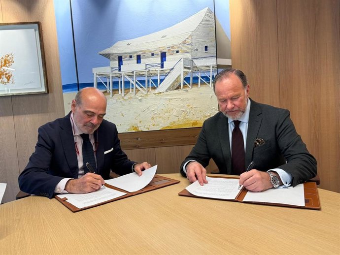 El presidente de Caja Rural del Sur y de su fundación, José Luis García-Palacios Álvarez, y el presidente de la Asociación Nacional de Criadores de Caballos de Pura Raza Española (Ancce), José Juan Morales, firman el convenio de colaboración.
