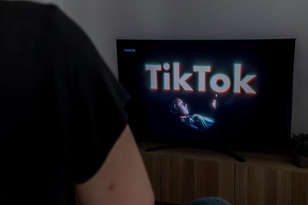 Archivo - Un móvil con la aplicación de Tiktok abierta, a 8 de julio de 2025, en Madrid (España). T