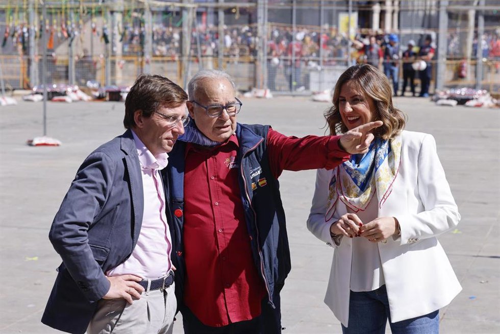 La alcaldesa de Valencia, María José Catalá (d), y el alcalde de Madrid, Jose Luis Martínez Almeida (i), tras la firma del protocolo para la creación de la Red de Destinos Turísticos Urbanos, a 16 de marzo de 2026, en Valéncia, Comunidad Valenciana (Esp