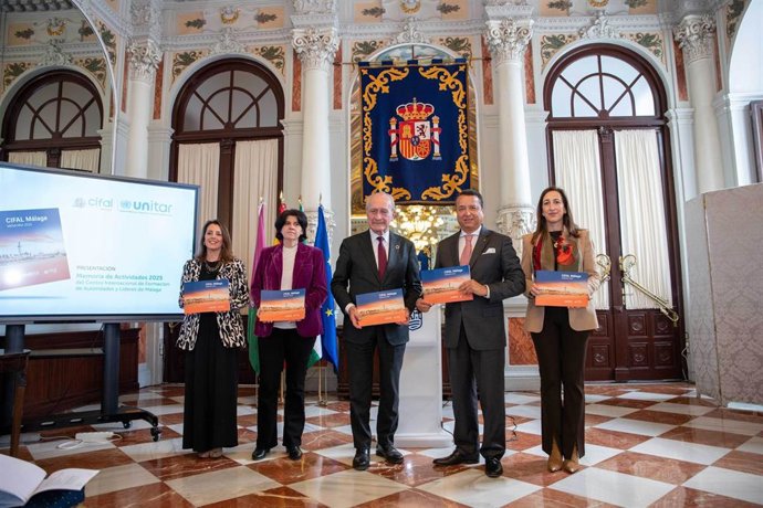 El alcalde de Málaga, Francisco de la Torre, junto a la concejala delegada de Acción Exterior, Mar Torres; y la directora de Cifal Málaga, Déborah Salafranca, ha asistido a la presentación de la memoria de actividades de esta institución.