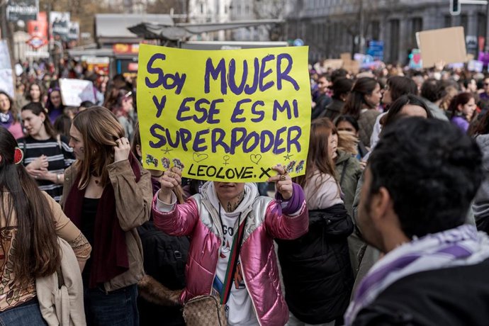 Persona porta pancarta con lema 'Soy mujer y ése es mi súper poder' durante la manifestación convocada por la Comisión 8M por el Día de la Mujer, a 8 de marzo de 2026, en Madrid (España). ARCHIVO.