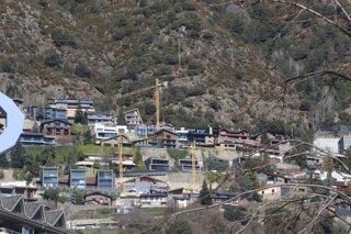 Gruas de nuevas promociones inmobiliarias en Andorra