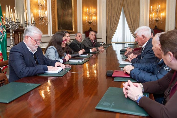 La Cooperación Internacional, Participación Ciudadana y Consumo, Ana Moreno, con representantes de Caveca.