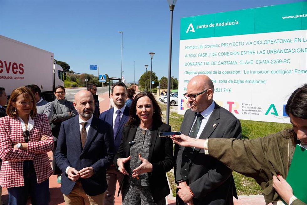 La consejera de Fomento, Articulación del Territorio y Vivienda de la Junta de Andalucía, Rocío Díaz, atiende a los medios tras visitar la nueva vía ciclopeatonal de las urbanizaciones de Cártama (Málaga).