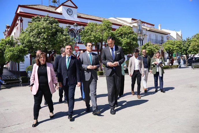 El consejero de Justicia, en el centro, junto al alcalde (d) tras la visita al Consistorio de Lebrija.