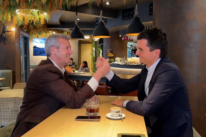 Archivo - Charla del presidente del PPdeG, Alfonso Rueda, con el portavoz del PP local de Santiago Borja Verea