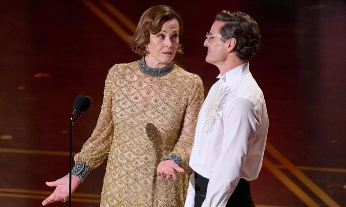 Sigourney Weaver resucita a Ripley en los Oscar para defender a Baby Yoda: "¡Aléjate de él, zorra!"