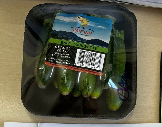 Envase con los minicalabacines inmovilizados.