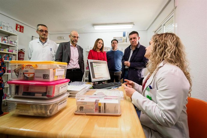 El presidente de la Diputación de Albacete visita la farmacia de Tiriez para conocer de primera mano un servicio que mejora la autonomía de las personas mayores.