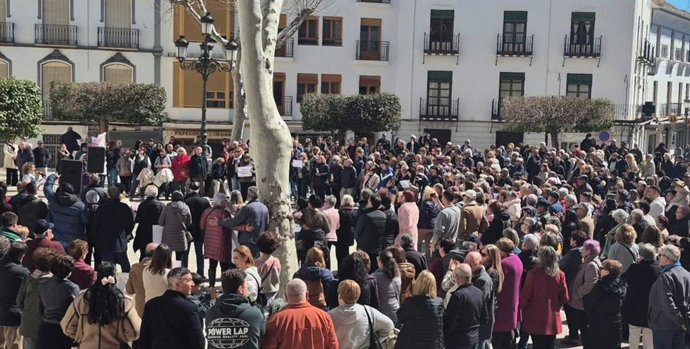 Concentración ciudadana en Baza (Granada) por la situación de la sanidad en la comarca.