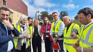 La delegada de la Junta de Andalucía en Cádiz, Mercedes Colombo, en una visita a las obras de las carreteras del Zabal junto a responsables del Gobierno andaluz en la provincia y el alcalde de La Línea, Juan Franco.