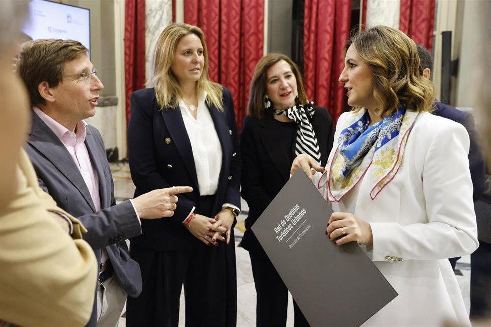 La alcaldesa de Valencia, María José Catalá (d), y el alcalde de Madrid, Jose Luis Martínez Almeida (i), durante la firma del protocolo para la creación de la Red de Destinos Turísticos Urbanos, a 16 de marzo de 2026